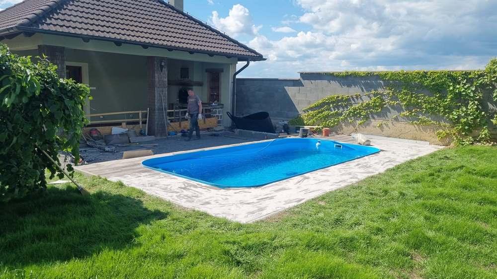 Hotový bazén u domu