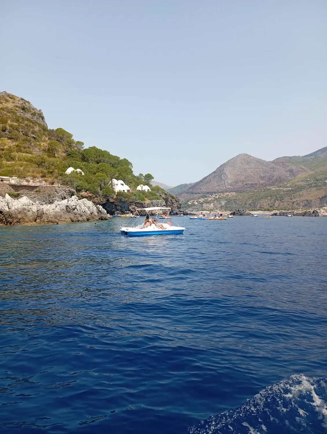 Scalea, Kalábrie — Zátoka se šlapadly pod horami Pollina
