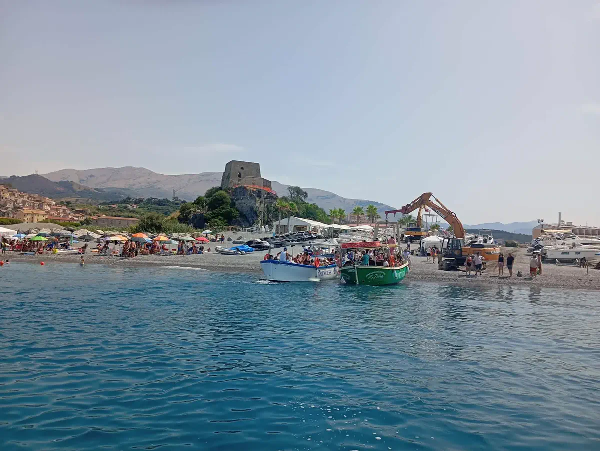 Scalea, Kalábrie — Torre Talao a výletní lodě
